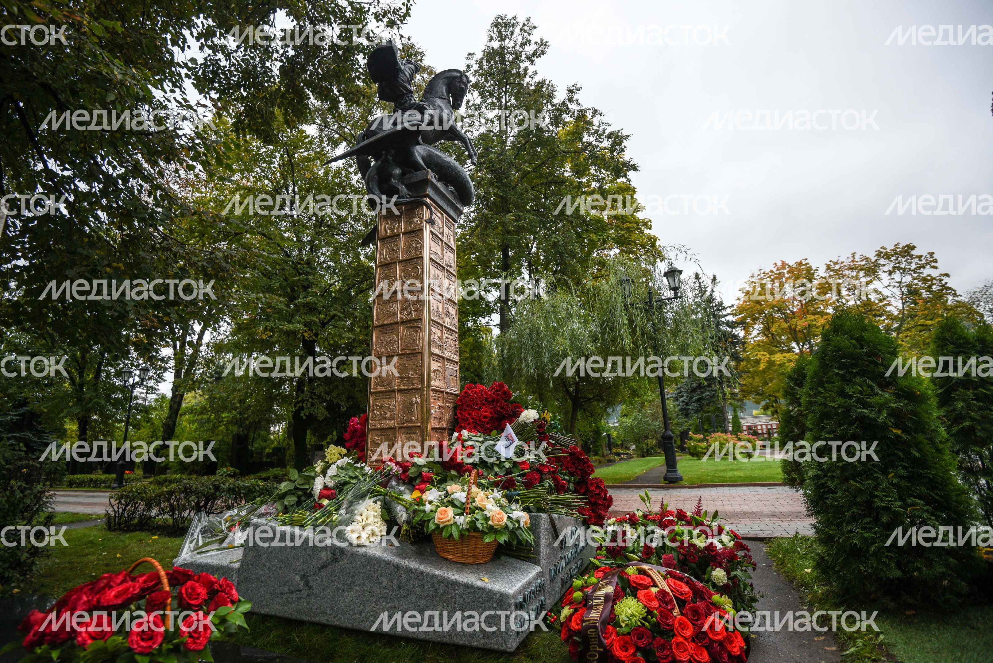Памятник Михаилу Лужкову на Новодевичьем кладбище в Москве