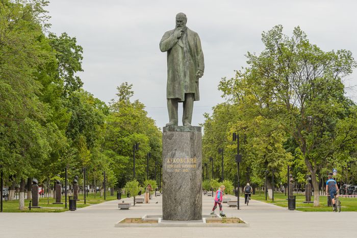 Памятник Н.Е. Жуковскому