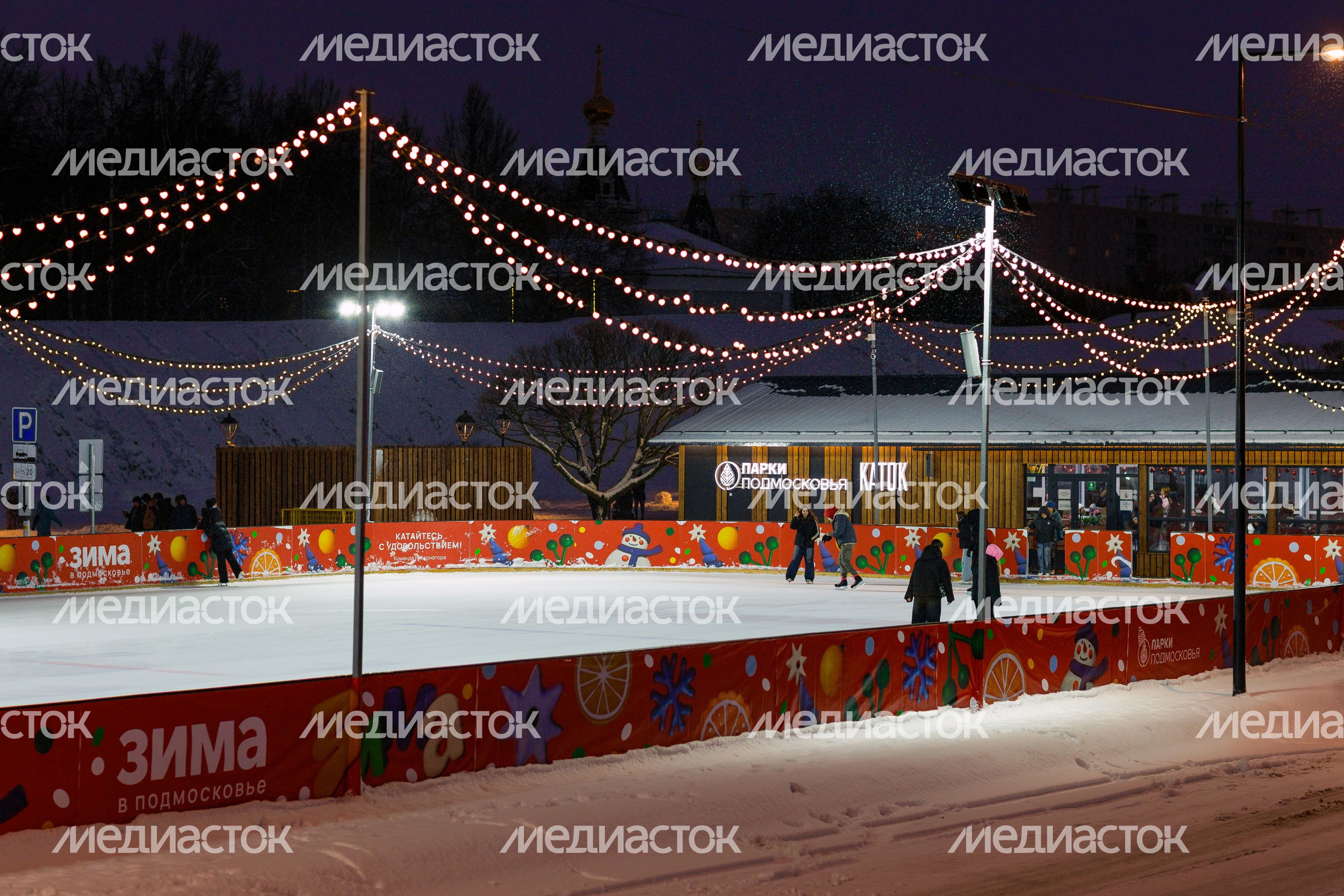 Каток на Торговой площади в Дмитрове Каток на Торговой площади в Дмитрове