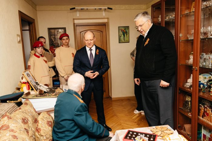 Кирилл Григорьев традиционно навестил ветерана Алексея Галютина в канун Дня Победы