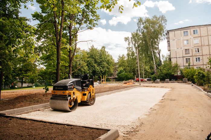 Всеволод Волосевич оценил выполнение работ по благоустройству дворовых территорий и «народных троп»