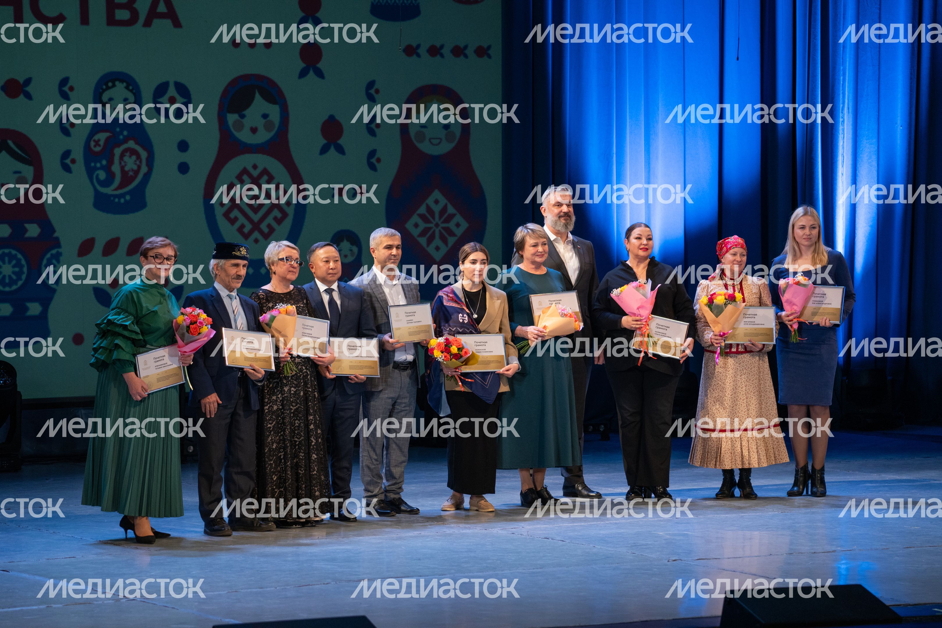 Награждение на сцене ДК «Подмосковье» в Красногорске на фестивале ко Дню народного единства Награждение на сцене ДК «Подмосковье» в Красногорске на фестивале ко Дню народного единства