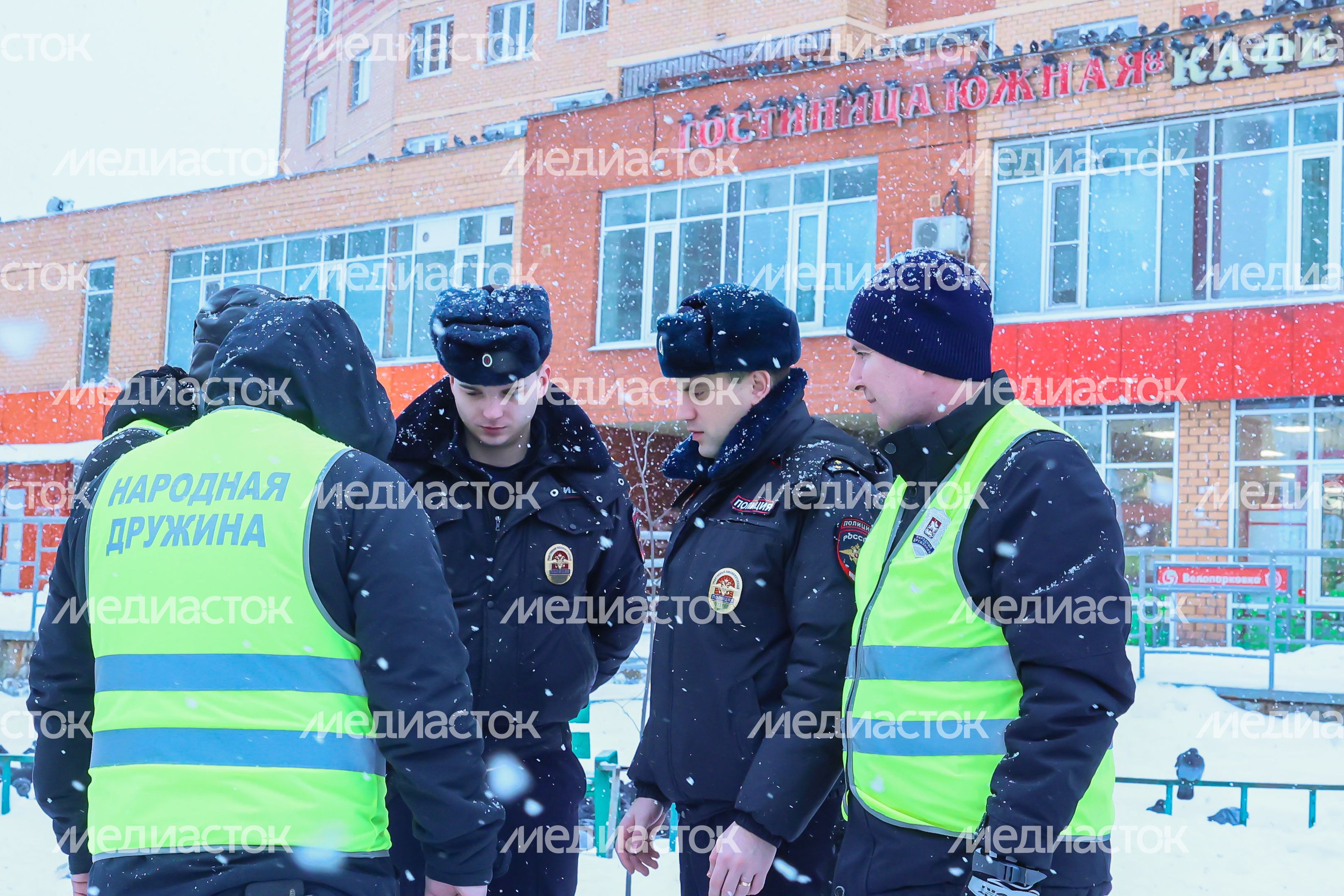 Народные дружинники присоединяются к полицейским для обхода территории Народные дружинники присоединяются к полицейским для обхода территории