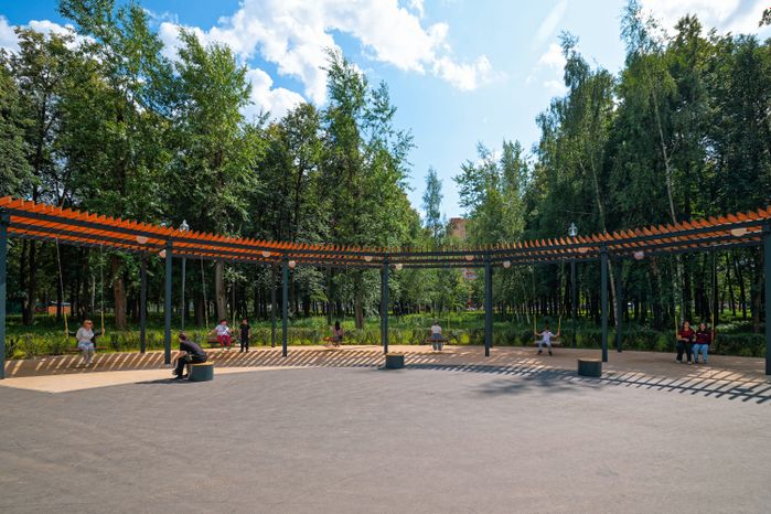 Качели в парке Мира в Коломне летом
