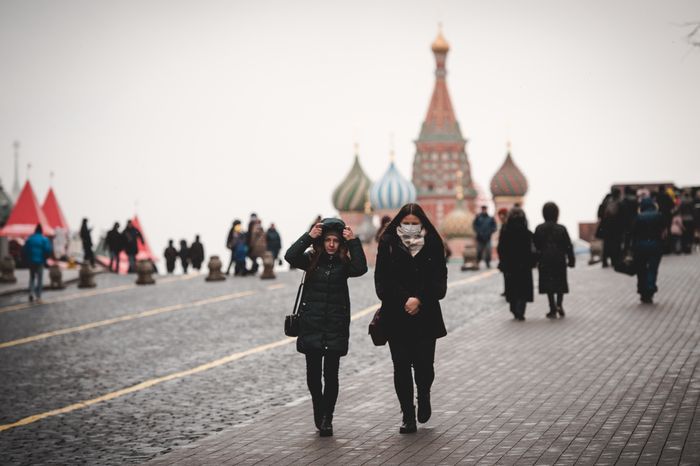 Люди в масках в период эпидемии коронавируса