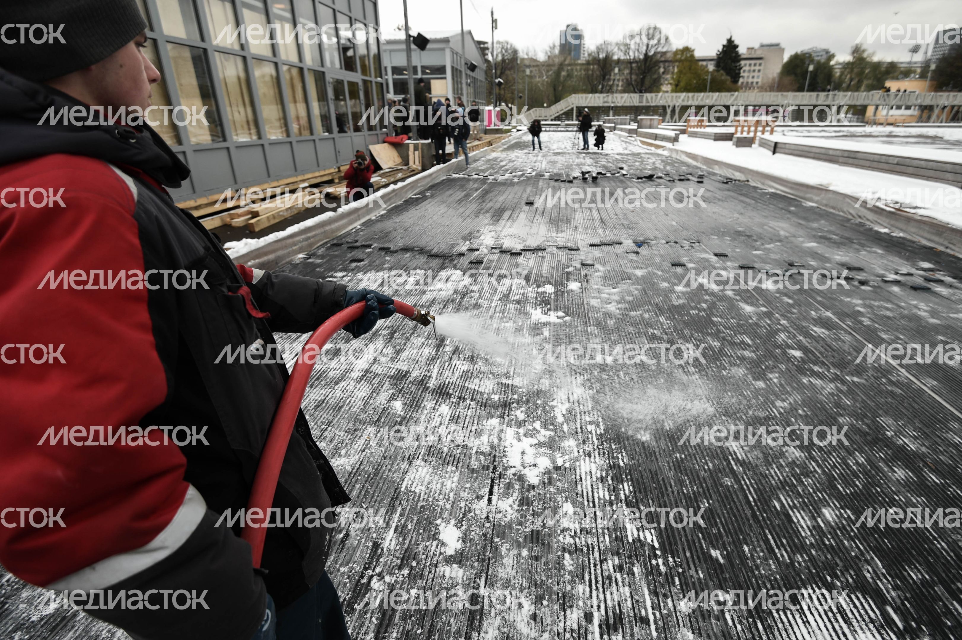 Подготовка катка в парке Горького