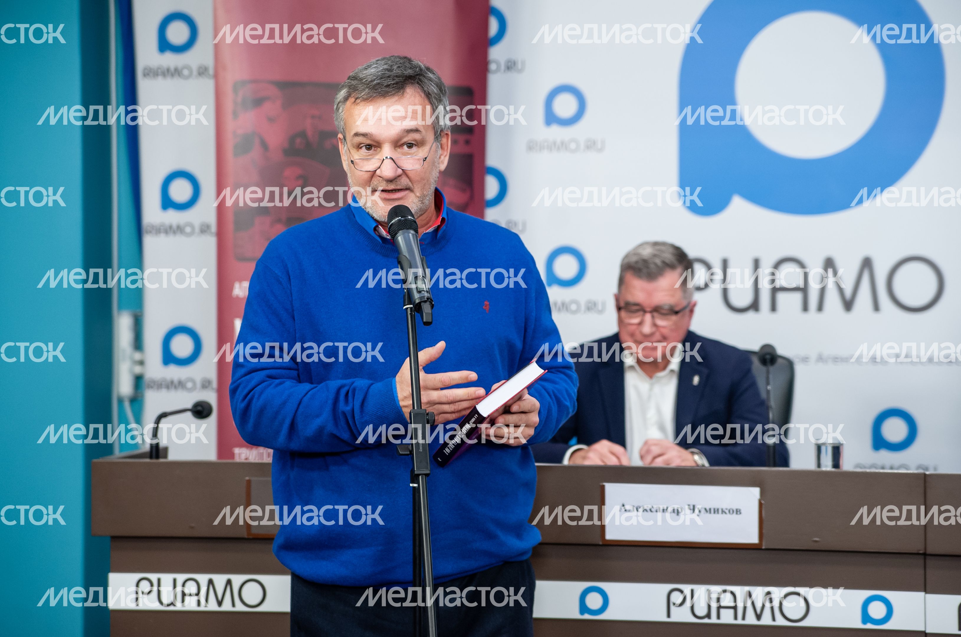 Презентация книги Александра Чумикова «Москва-400. Кам-са-мол! 90-е»