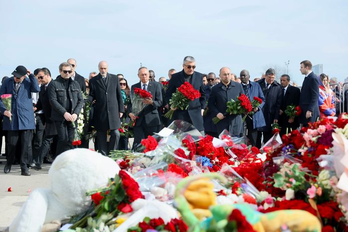 Главы и сотрудники дипмиссий возложили цветы к мемориалу у «Крокус Сити Холла»