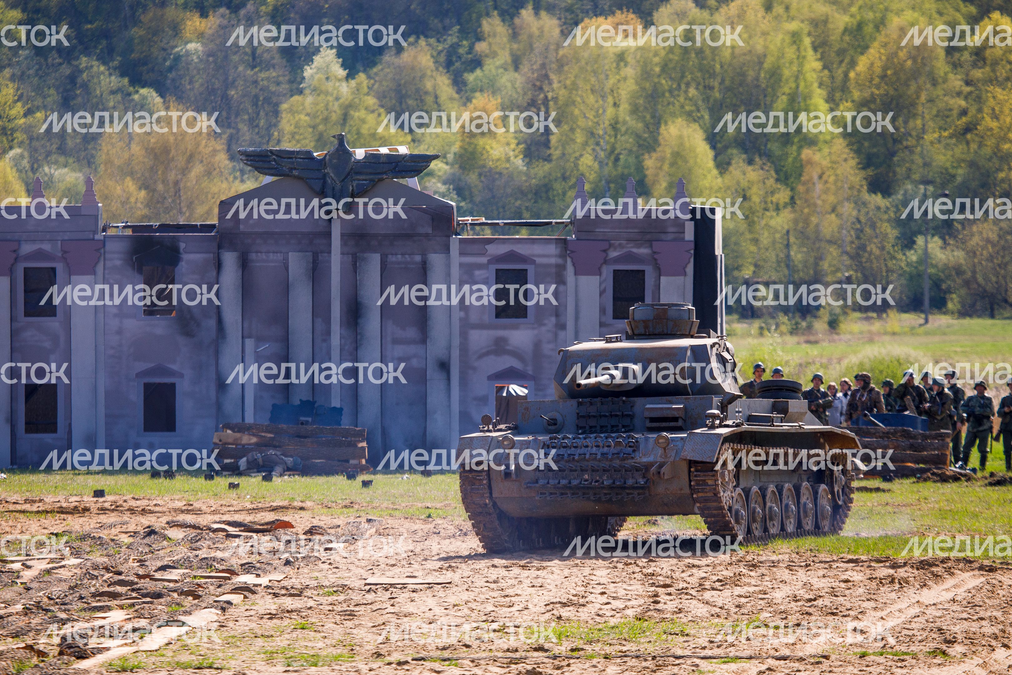 Военно-историческая реконструкция "Успех в единстве поколений" в Химках Военно-историческая реконструкция "Успех в единстве поколений" в Химках