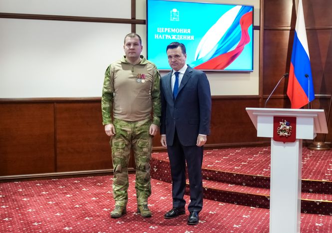 Андрей Воробьев вручил награды бойцам подразделений БАРС