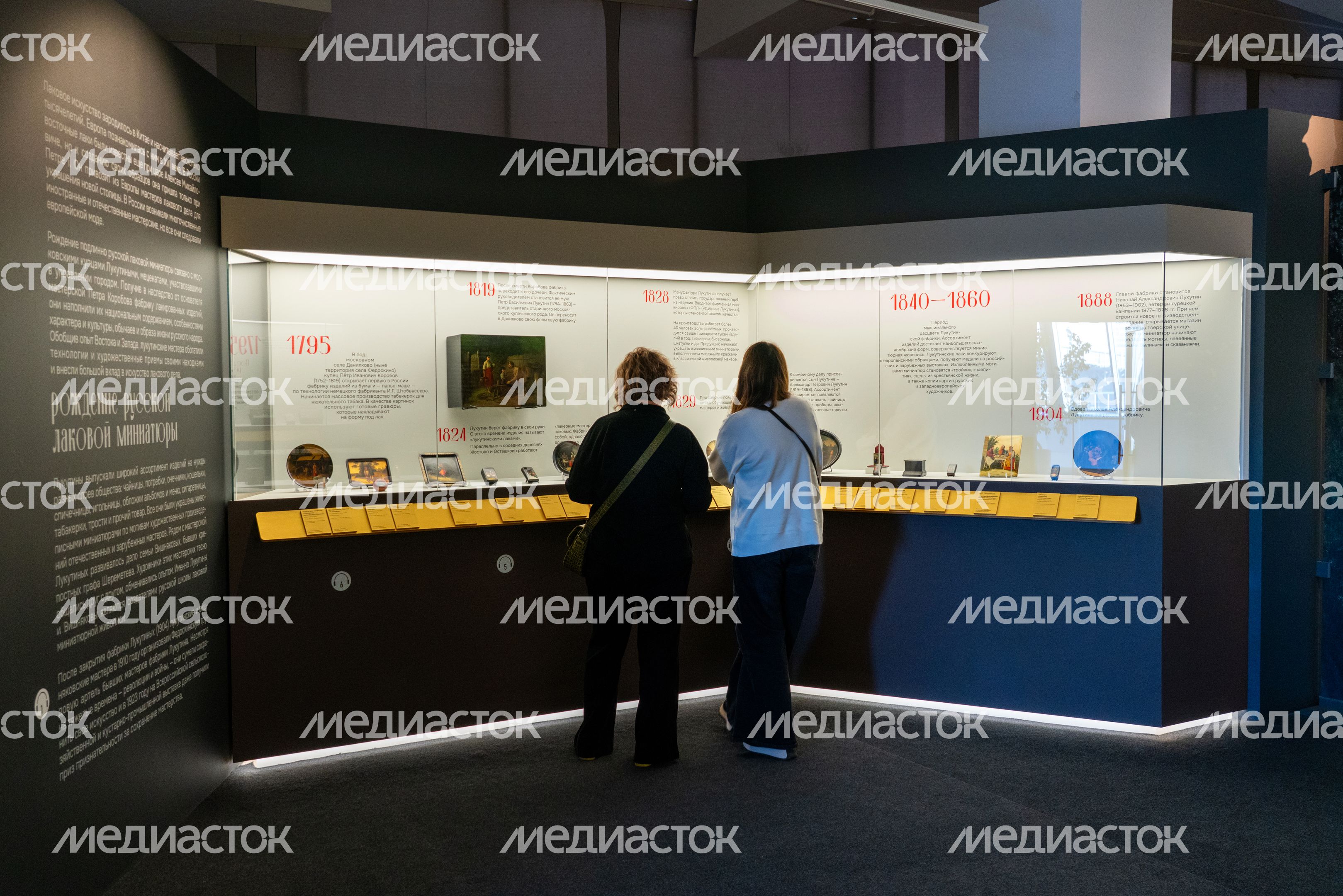Посетители выставки «Федоскино: где живет душа» в музее «Новый Иерусалим» города Истра Посетители выставки «Федоскино: где живет душа» в музее «Новый Иерусалим» города Истра
