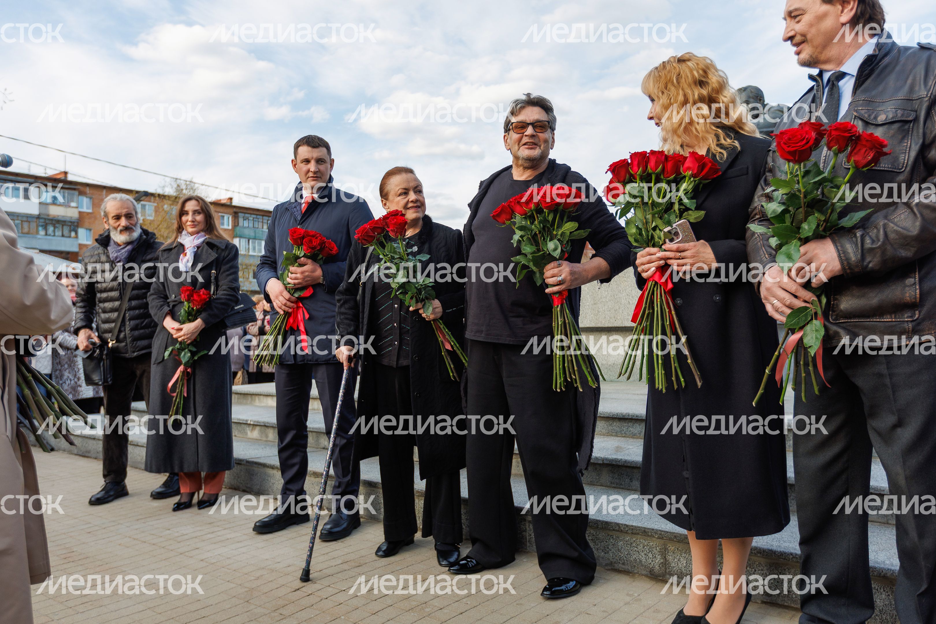 Открытие Международного кинофестиваля «17 мгновений…» у памятника Вячеславу Тихонову в Павловском Посаде Открытие Международного кинофестиваля «17 мгновений…» у памятника Вячеславу Тихонову в Павловском Посаде