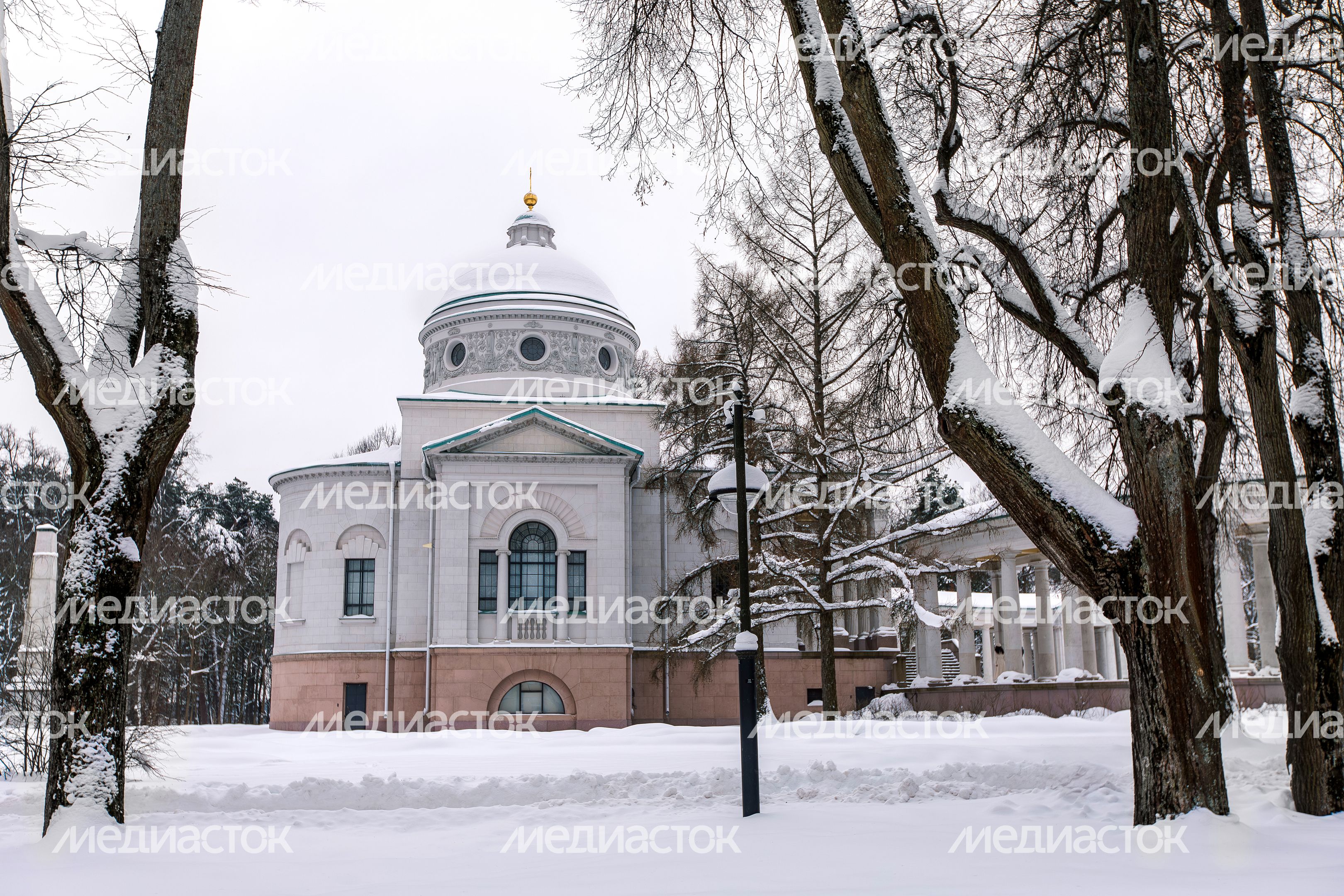 Храм Архангела Михаила у колоннады в музее-заповеднике «Архангельское» округа Красногорск Храм Архангела Михаила у колоннады в музее-заповеднике «Архангельское» округа Красногорск
