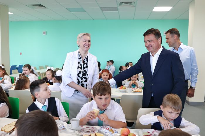 Андрей Воробьев посетил торжественную линейку в новой зарайской школе