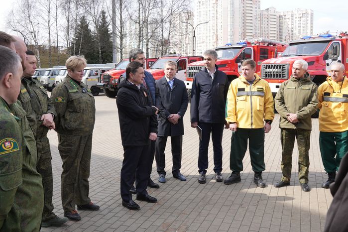 Андрей Воробьев и глава Рослесхоза передали в подмосковные лесничества новую спецтехнику