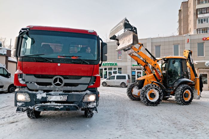 Уборка снега спецтехникой в поселке Большие Вяземы Одинцовского округа