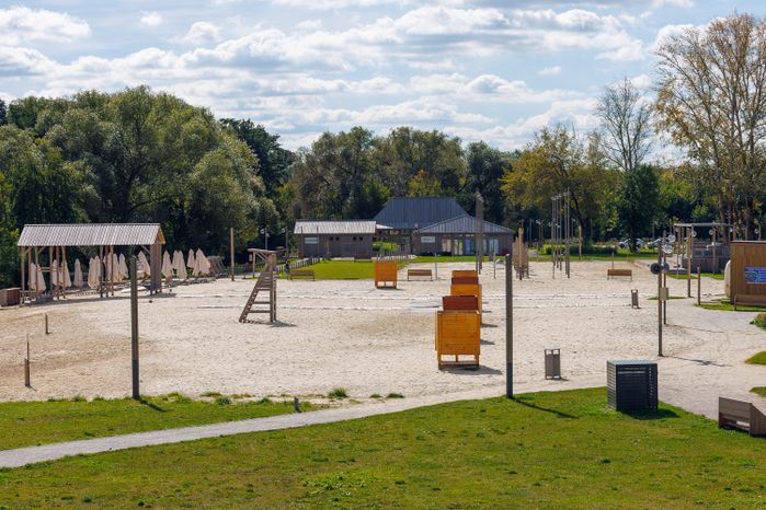 Пляжная зона отдыха на набережной реки Коломенки в Коломне