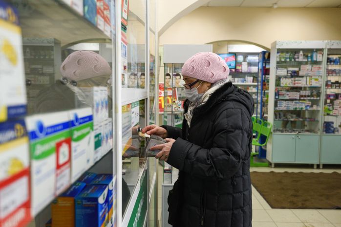 Люди в масках в период эпидемии коронавируса