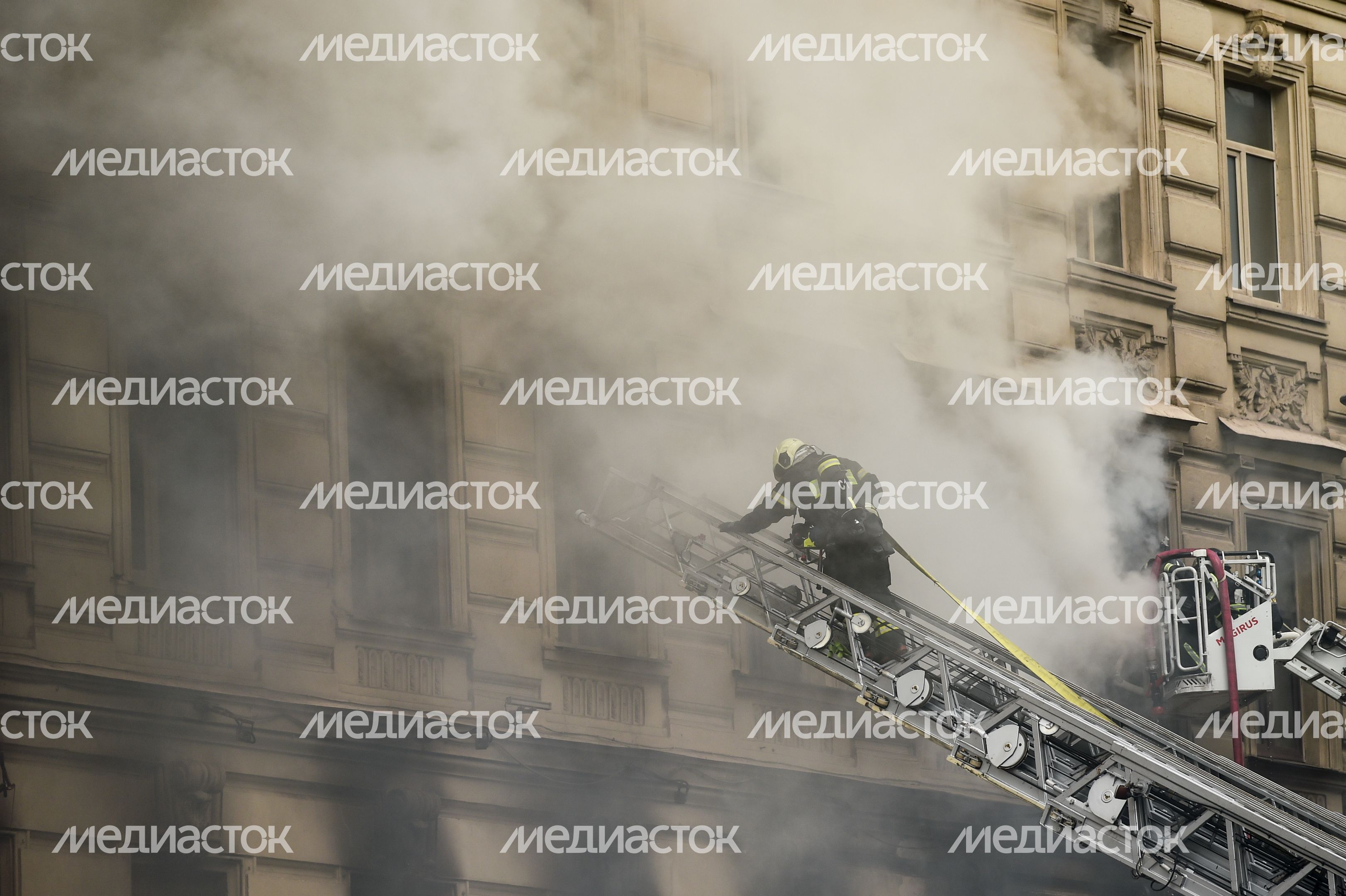 Пожар в реставрируемом здании на Тверской улице в Москве