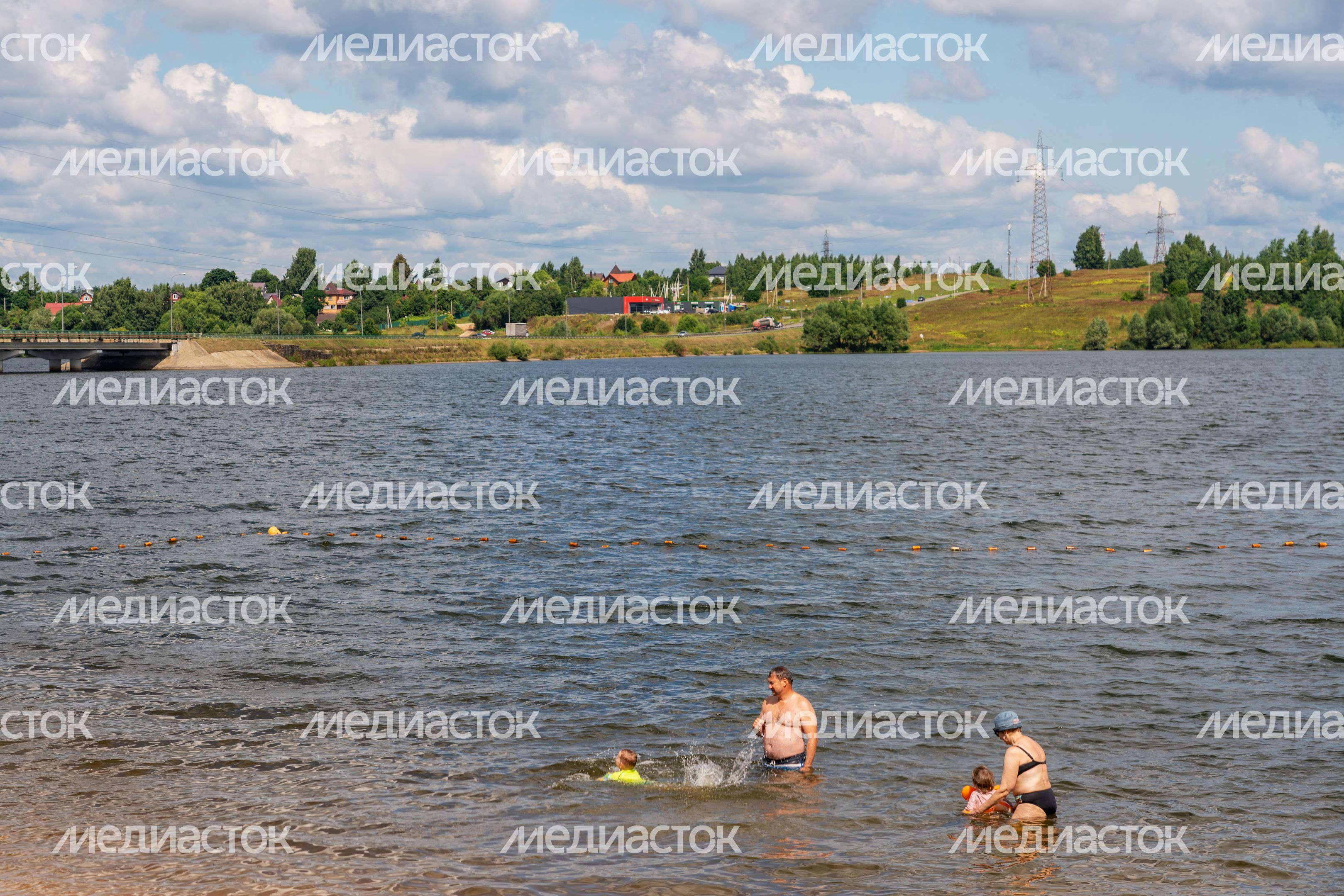 Пляж у Озернинского водохранилища вблизи деревни Нововолково Рузского округа Пляж у Озернинского водохранилища вблизи деревни Нововолково Рузского округа