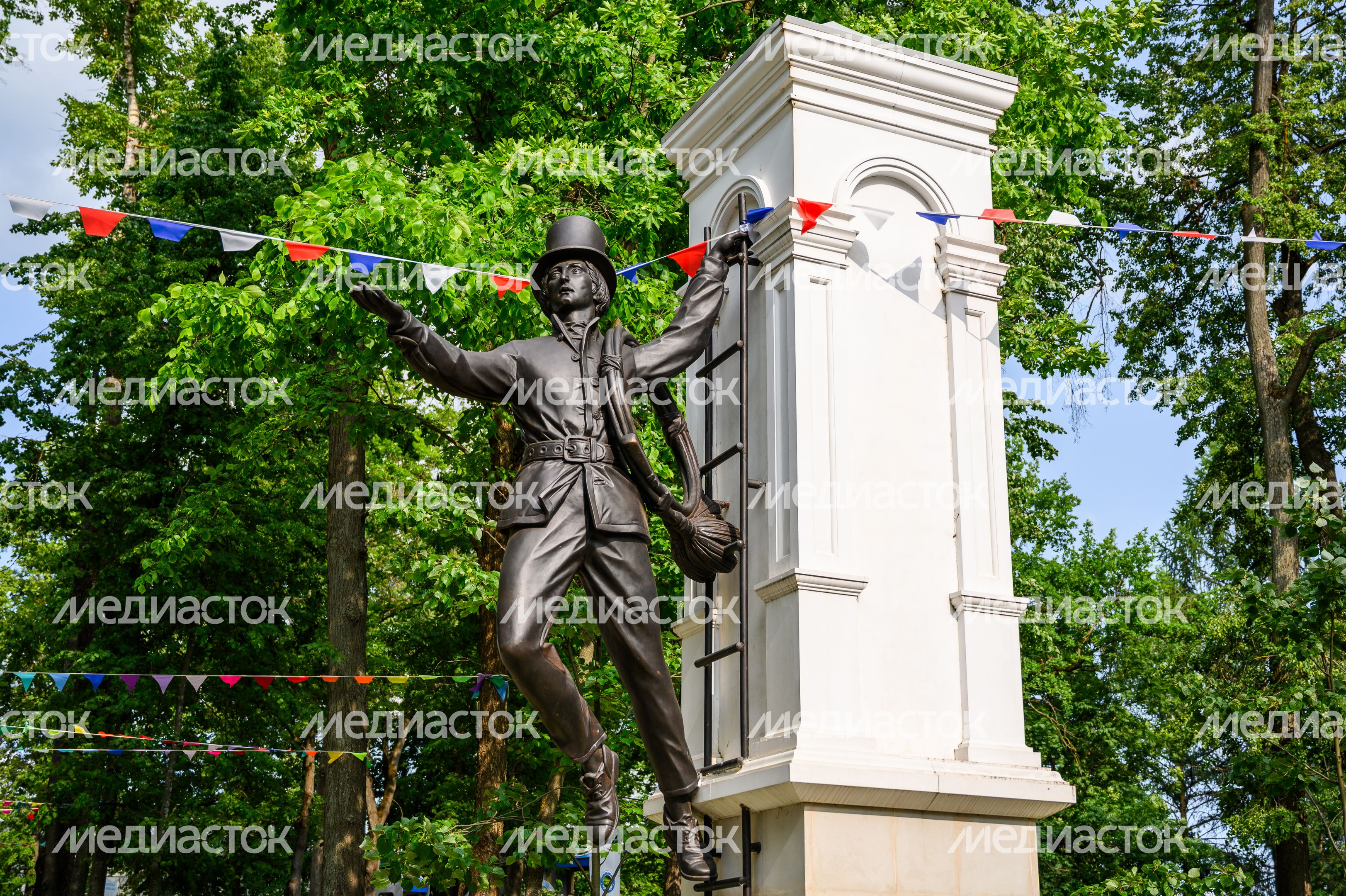 Композиция «Пастушка и трубочист» в парке культуры и отдыха им. Олега Степанова в Серпухове летом Композиция «Пастушка и трубочист» в парке культуры и отдыха им. Олега Степанова в Серпухове летом