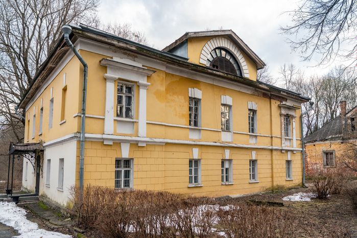 Дома для приезжих в усадьбе Суханово Ленинского округа весной