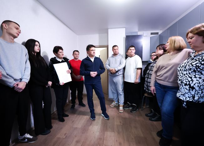 Андрей Воробьев навестил волоколамских новоселов, переехавших из аварийного жилья