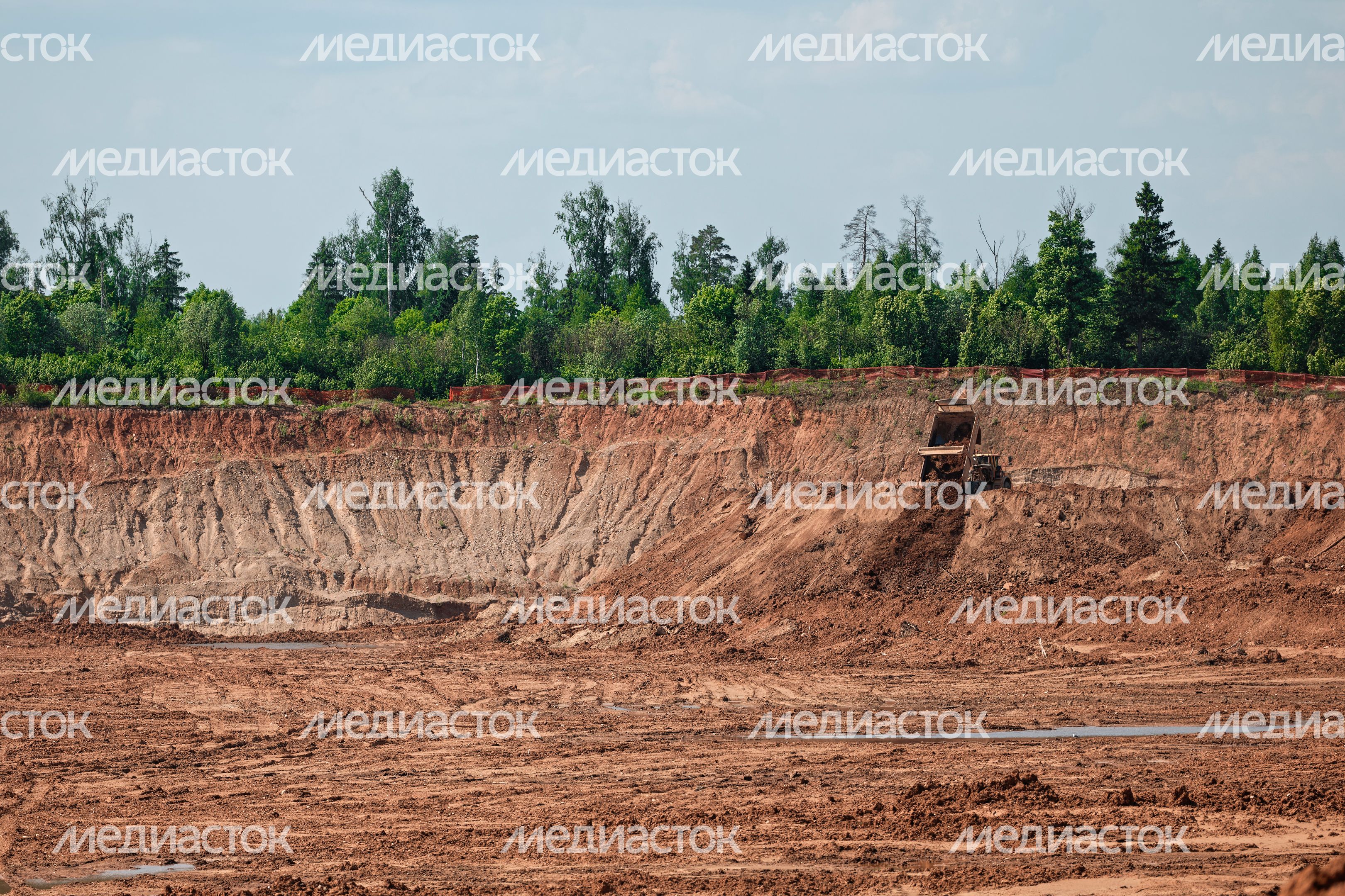 Добыча песка и щебня в Богаевском карьере у деревни Орешки Рузского округа Добыча песка и щебня в Богаевском карьере у деревни Орешки Рузского округа