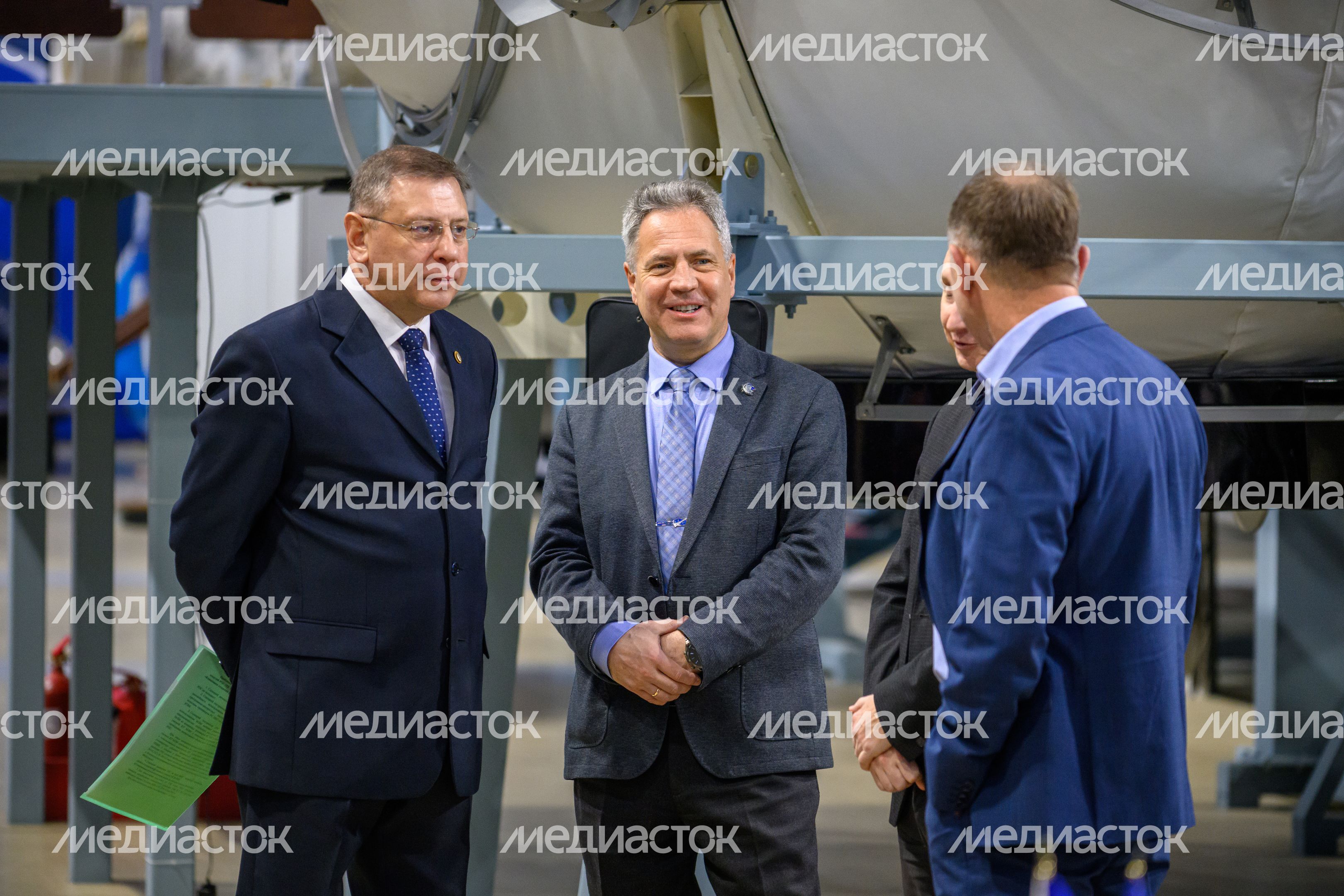 Тренировка дублирующего экипажа космонавтов МКС-74 на тренажере МКС в Звездном городке