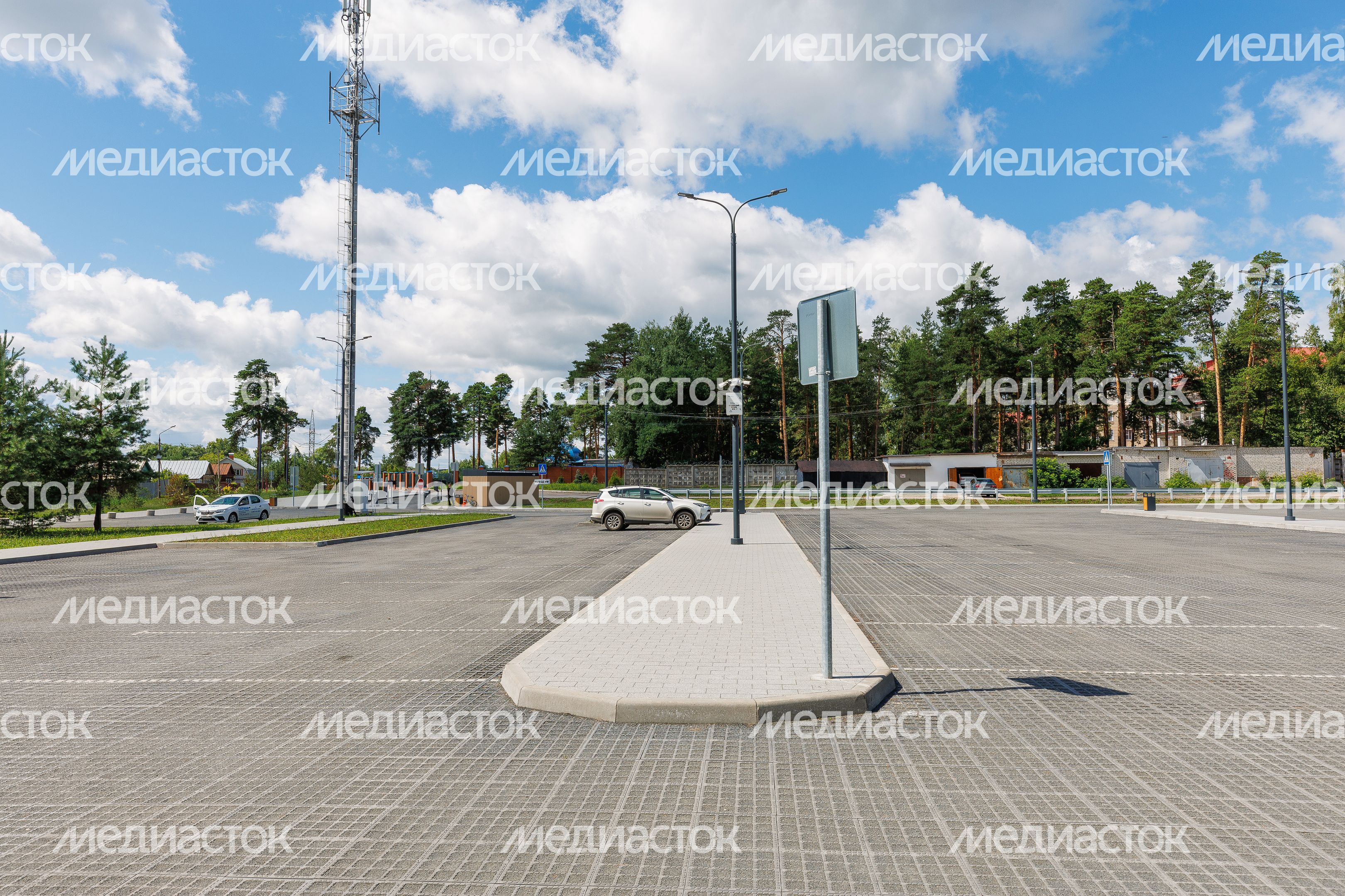 Парковка у лесопарка «Стрелки» в Орехово-Зуево летом