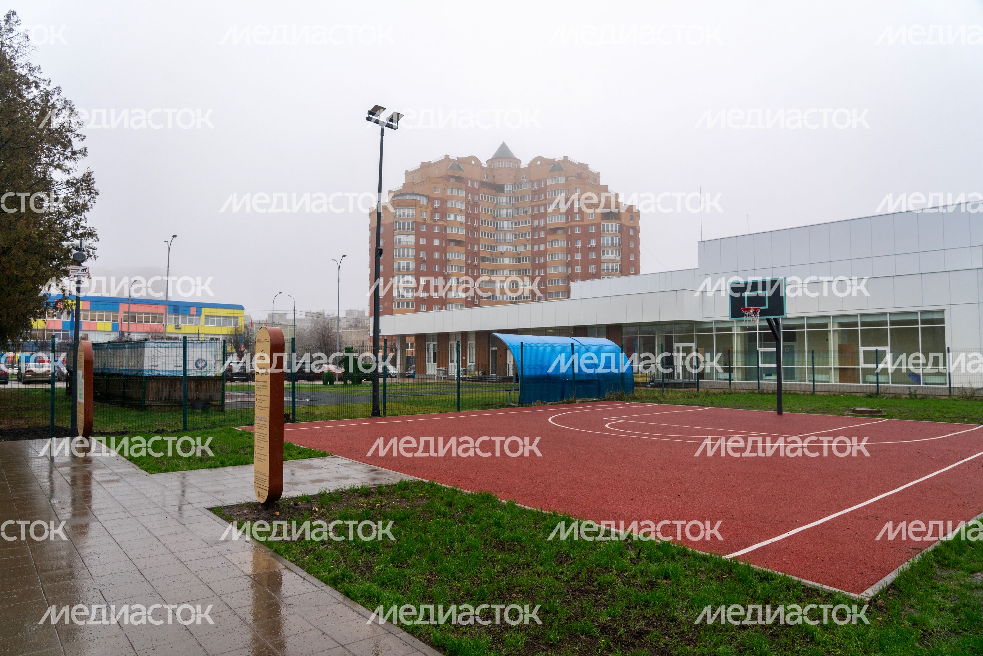 Спортивная площадка в парке «Питомник» в Серпухове осенью
