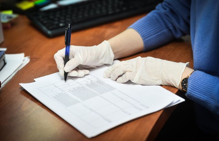Подписание документов в защитных перчатках