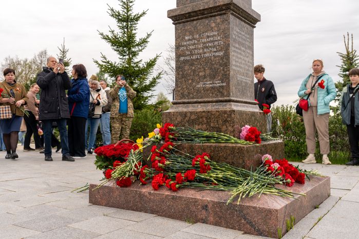 Возложение цветов к месту казни Зои Космодемьянской в День Победы в музейном комплексе «Зоя» Рузского округа