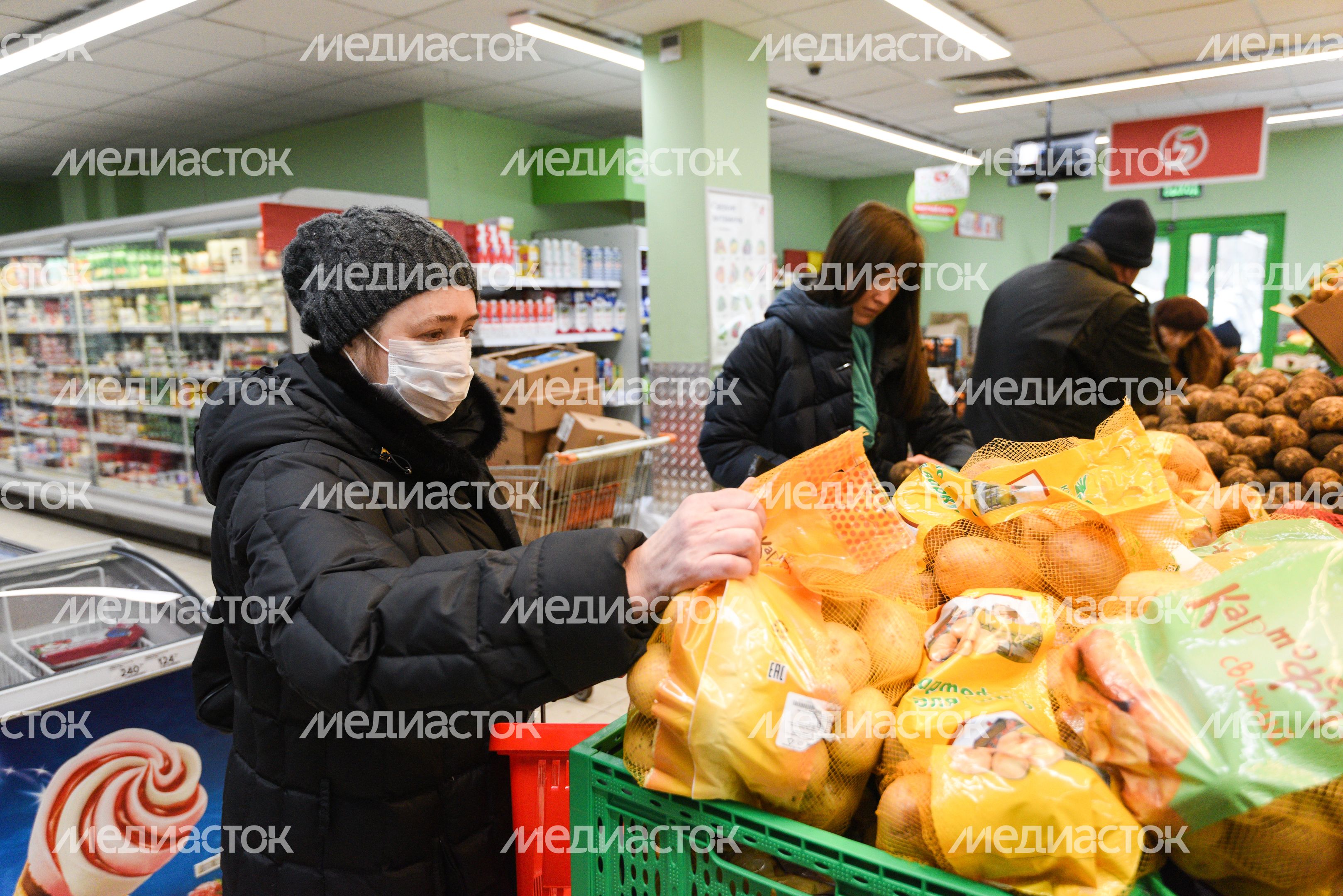 Люди в масках в период эпидемии коронавируса