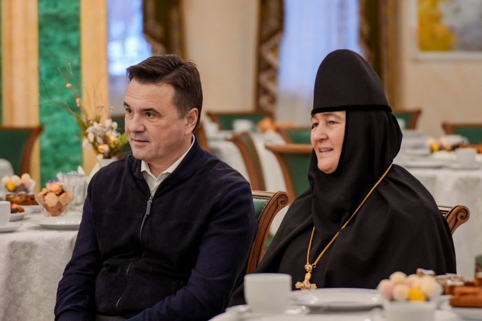 Андрей Воробьев поздравил с Новым годом воспитанниц детского приюта при Покровском монастыре