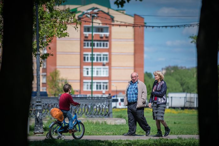 Горожане на одной из улиц Долгопрудного