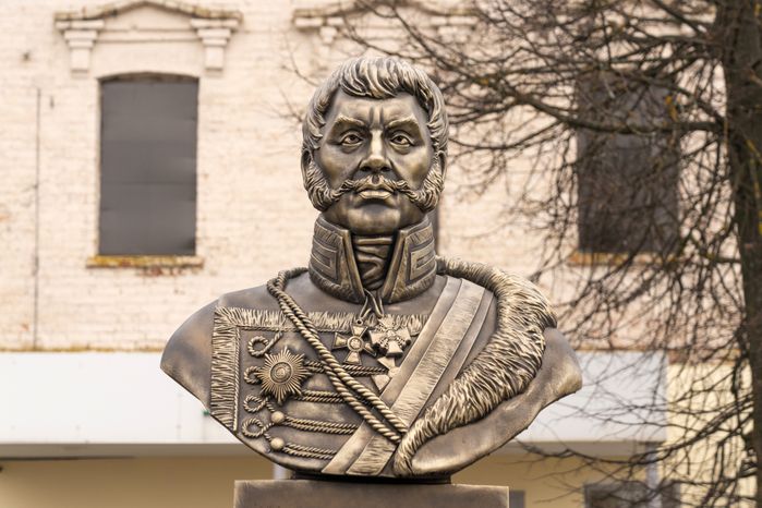 Памятник герою Отечественной войны 1812 года Ивану Дорохову в поселке Дорохово Рузского округа