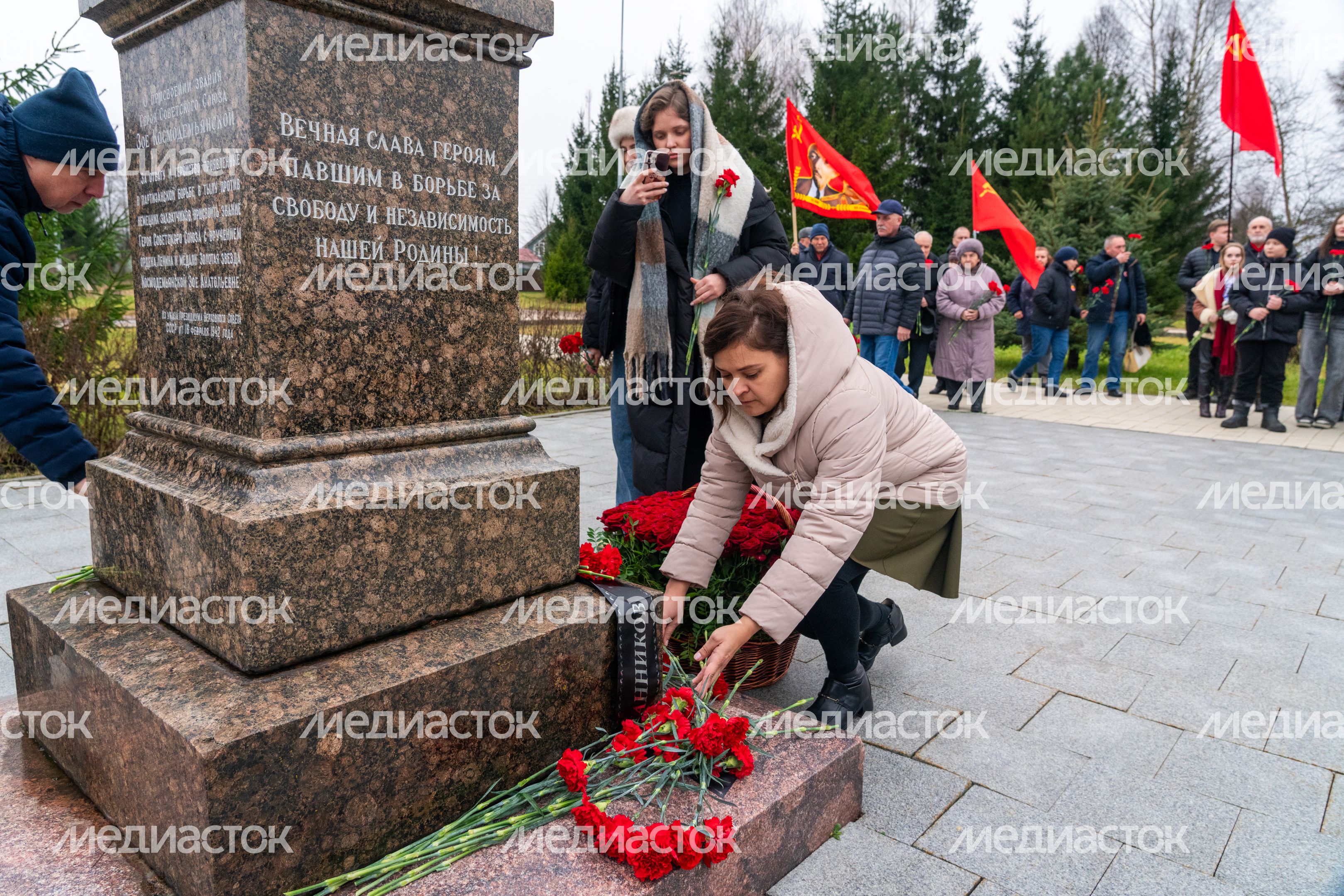 Возложение цветов к месту казни Зои Космодемьянской в музее «Зоя» Рузского округа Возложение цветов к месту казни Зои Космодемьянской в музее «Зоя» Рузского округа