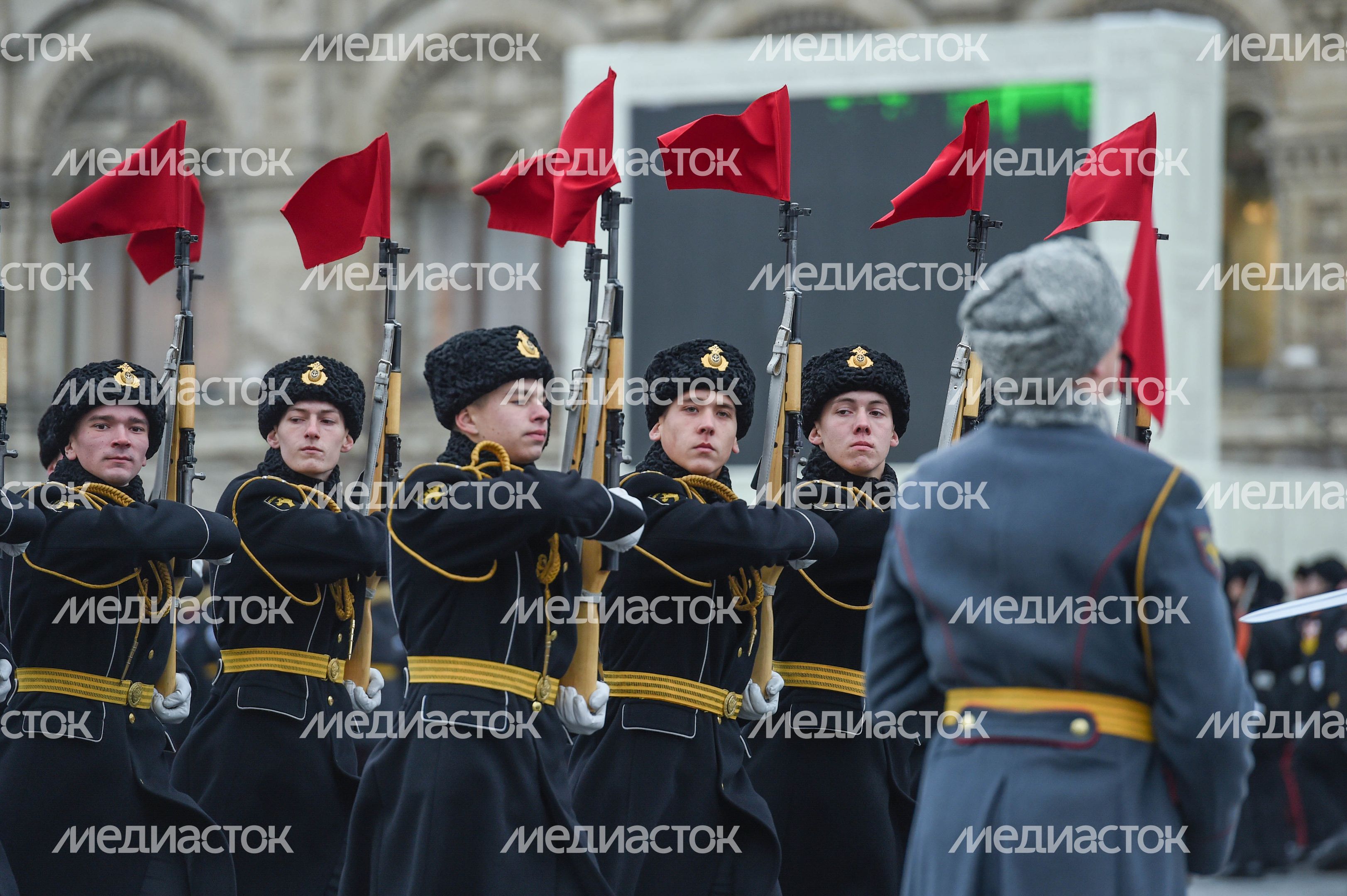 Торжественный марш в честь парада 1941 года на Красной площади в Москве