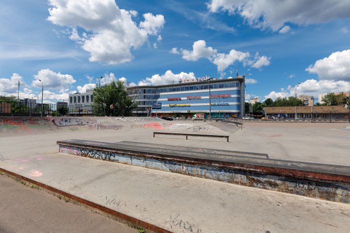 Скейт-площадка в Центральном парке Реутова летом