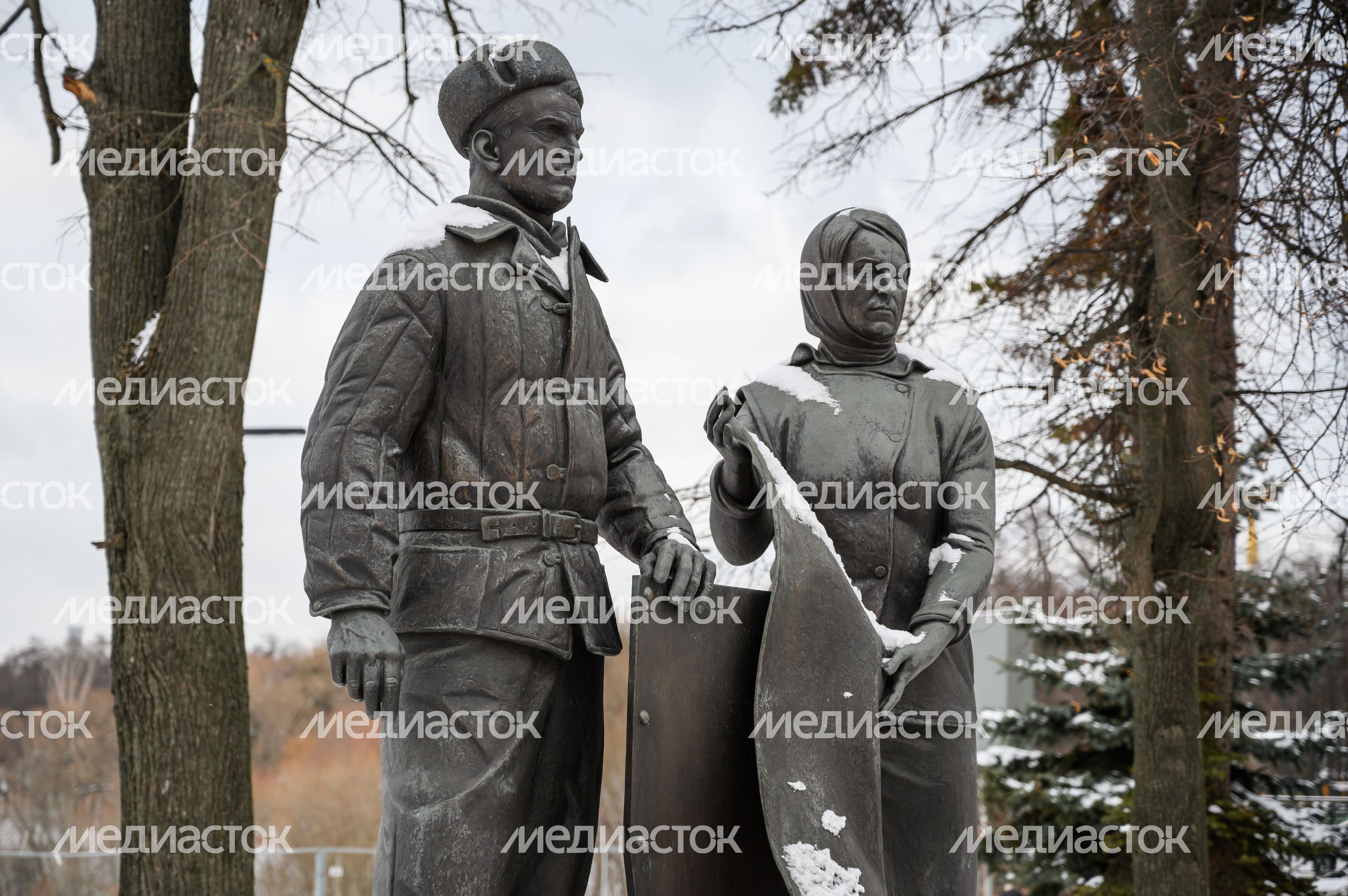 Памятник труженикам тыла в 1941-1945 у Троицкого собора в Раменском городском парке Памятник труженикам тыла в 1941-1945 у Троицкого собора в Раменском городском парке
