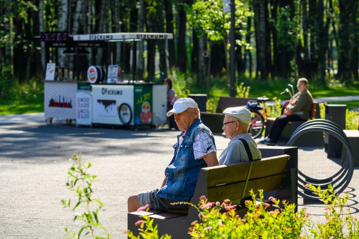 Передвижная точка продажи мороженого в парке «Авангард» летом в Электростали