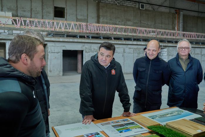 Проверка хода строительства ФОКа с крытым катком в Волоколамске Губернатором Подмосковья