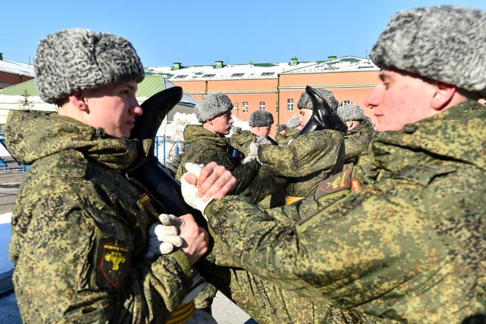 Подготовка военнослужащих отдельного комендантского Преображенского полка к военному параду на Красной площади