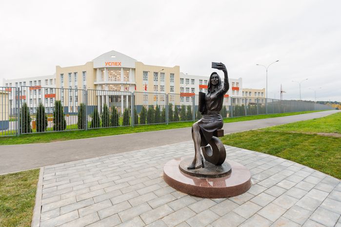 Скульптура учительницы у нового корпуса «Успех» 5-й гимназии в Дзержинском