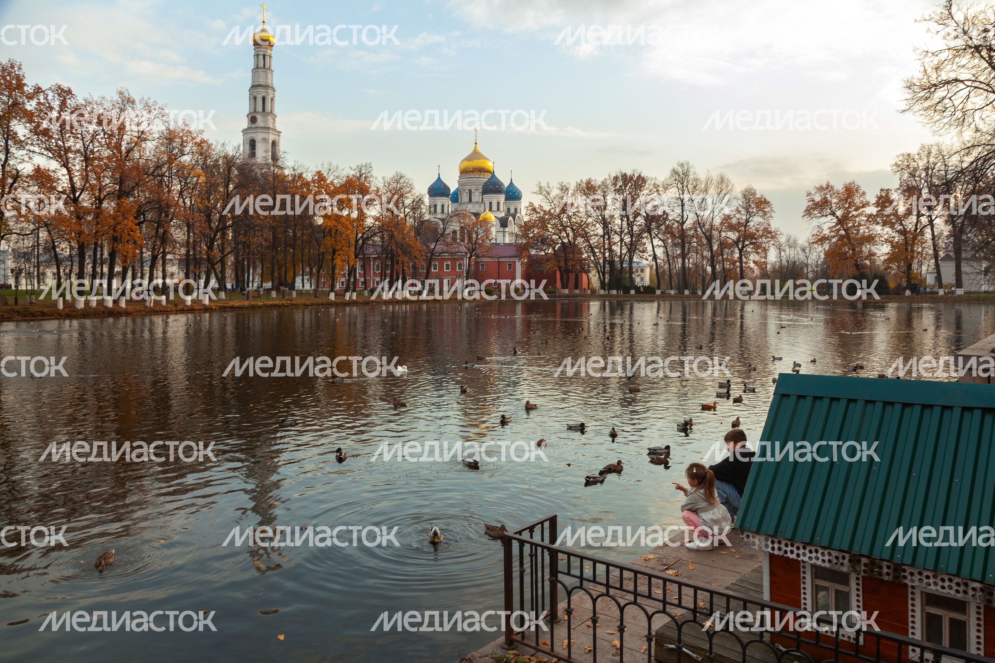 Осенние виды набережной Верхнего пруда возле Николо-Угрешского монастыря города Дзержинский округа Люберцы Осенние виды набережной Верхнего пруда возле Николо-Угрешского монастыря города Дзержинский округа Люберцы
