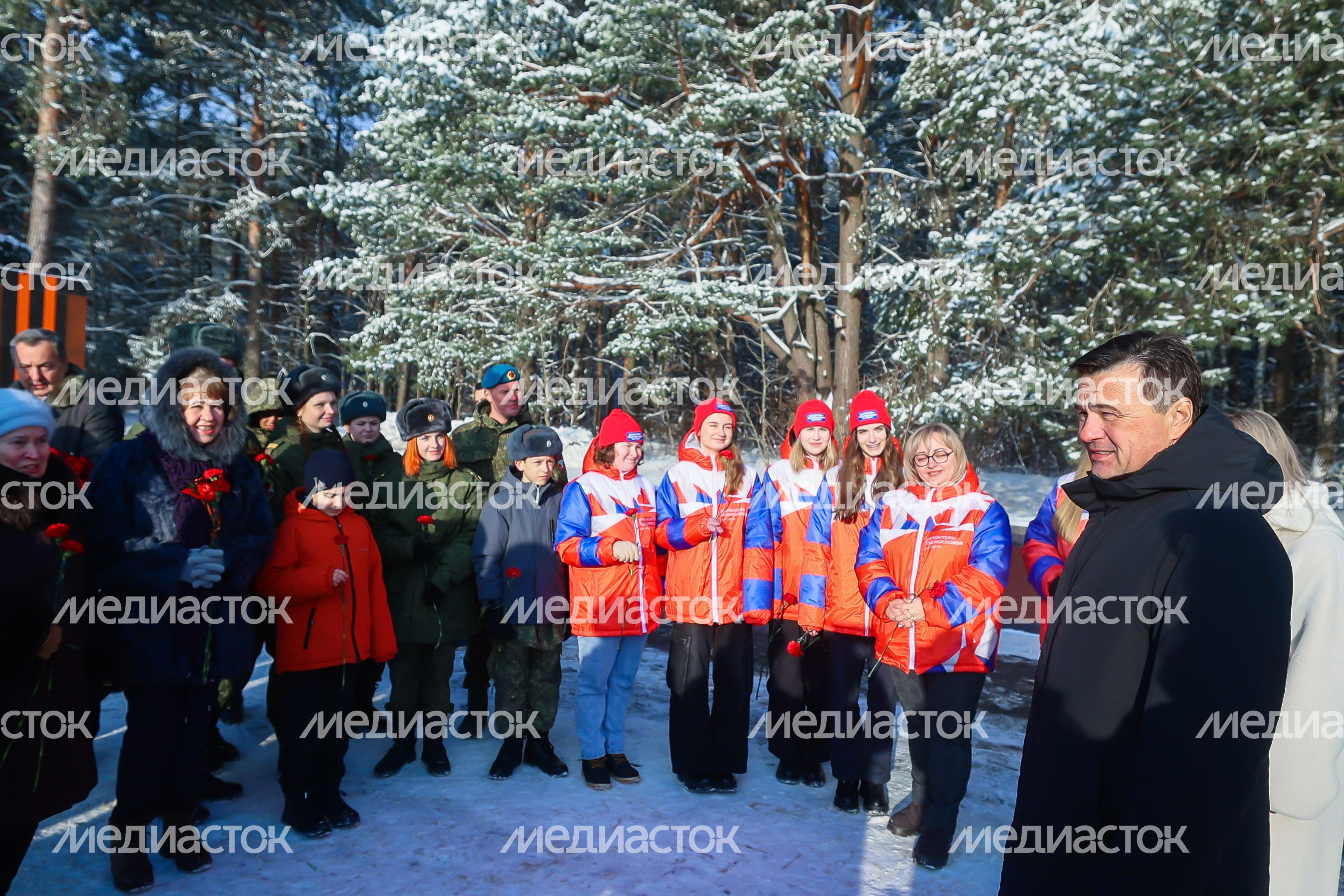 Губернатор Московской области с волонтерами в мемориальном комплексе «Рубеж обороны» Губернатор Московской области с волонтерами в мемориальном комплексе «Рубеж обороны»
