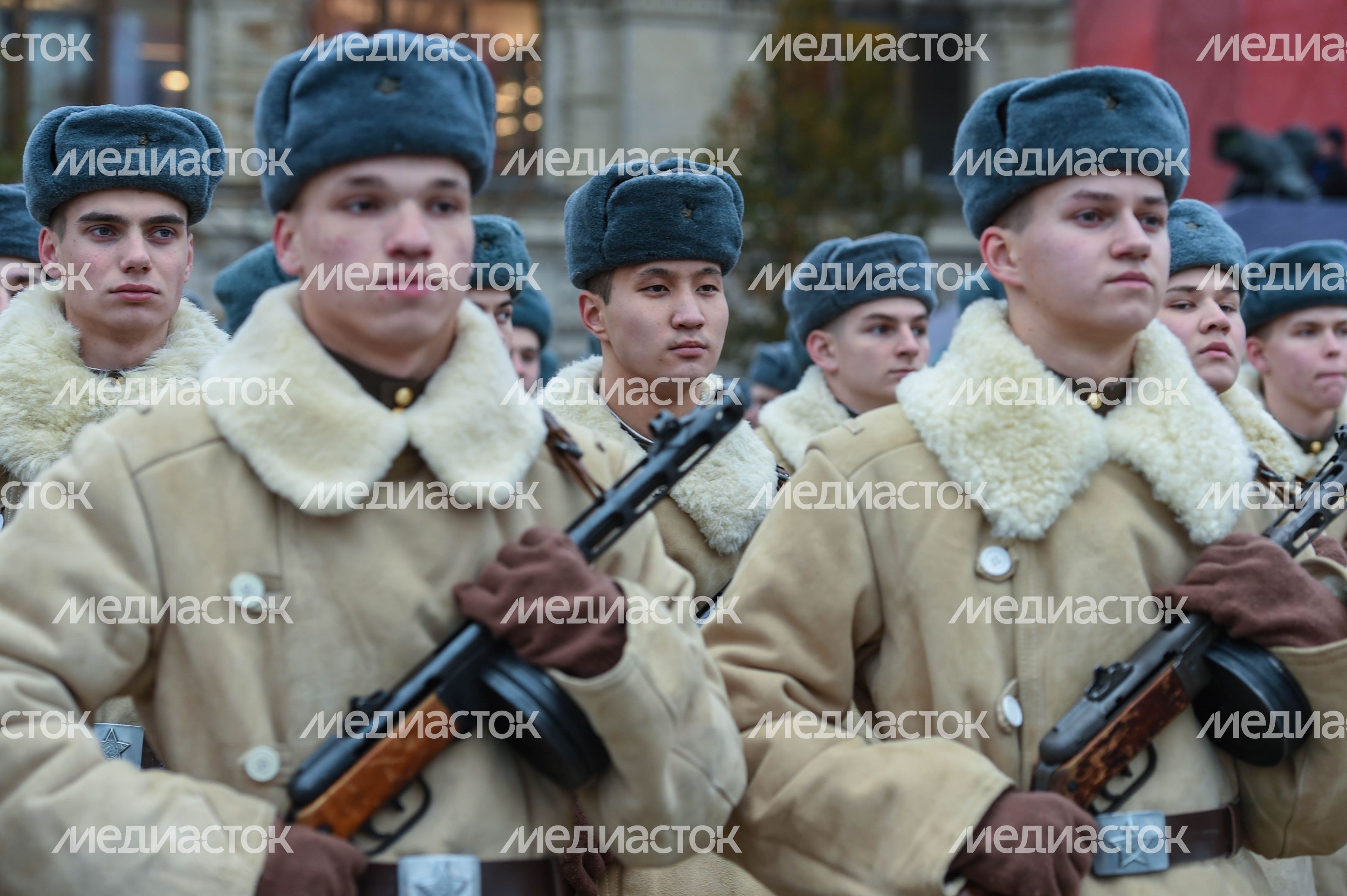 Торжественный марш в честь парада 1941 года на Красной площади в Москве