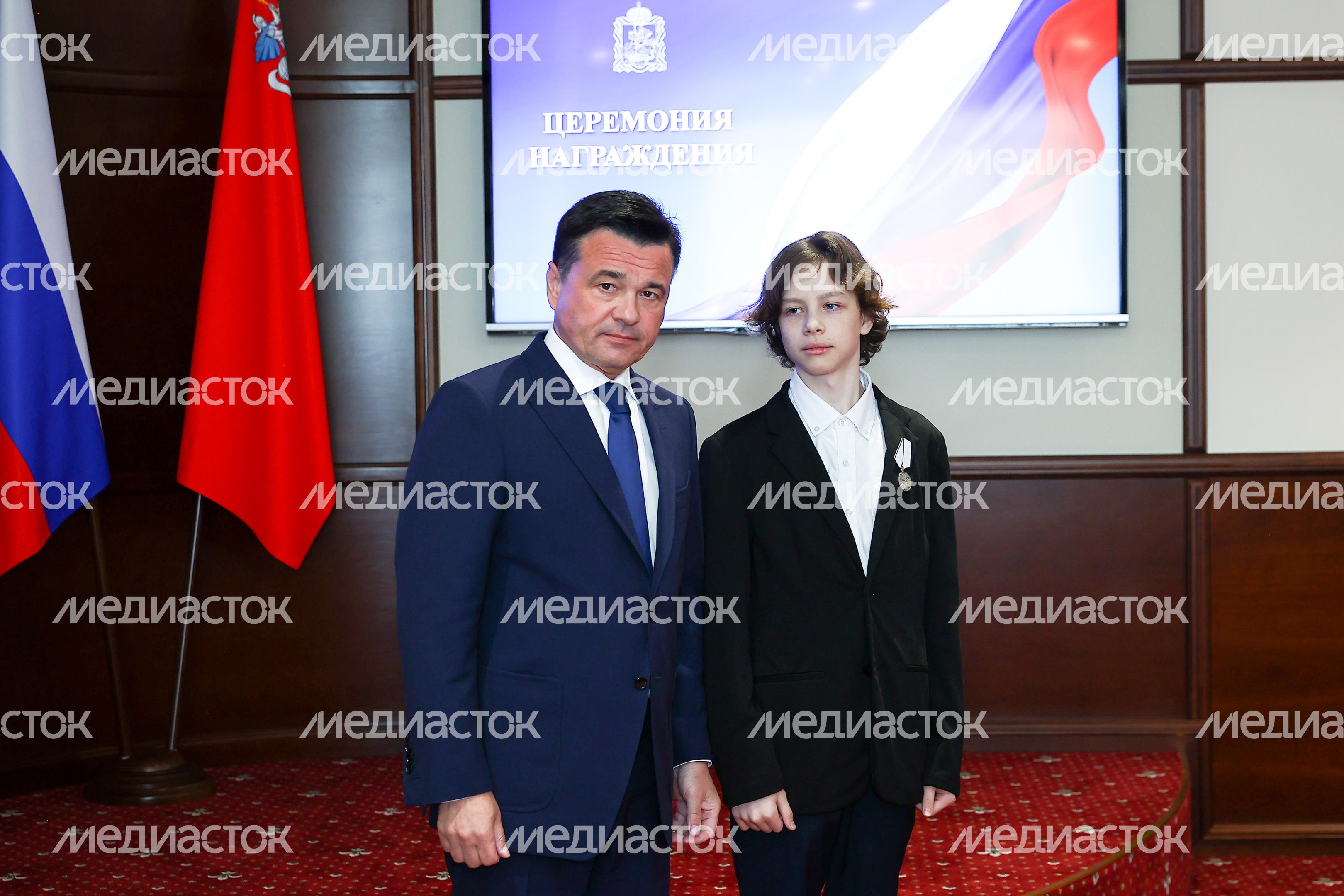 Андрей Воробьев наградил подростков, спасших людей в «Крокусе», а также работников образования и культуры