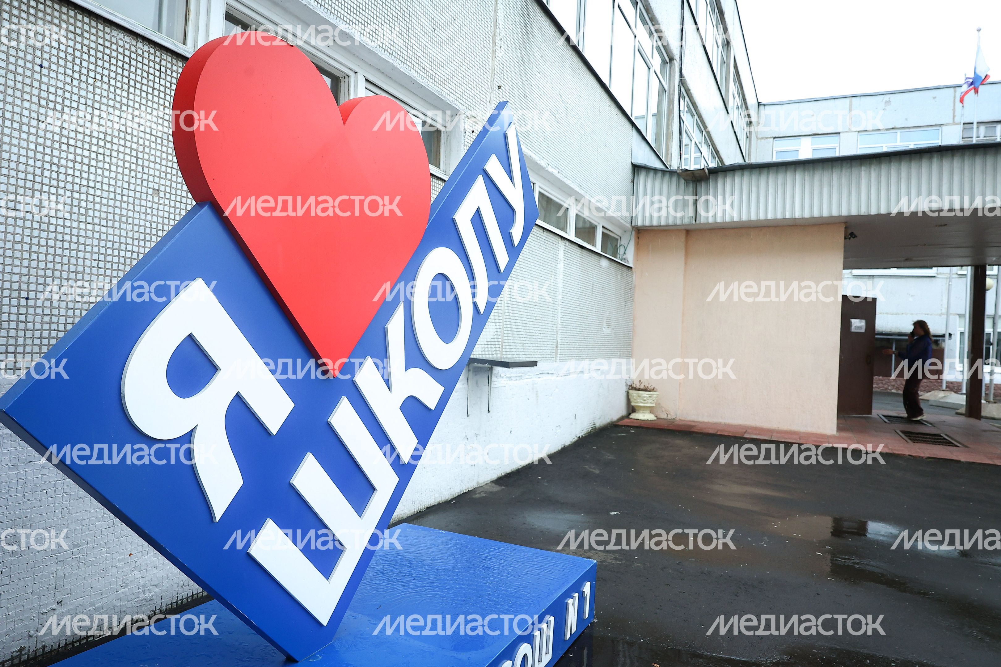 Губернатор осмотрел ход строительства пристройки на 400 мест к школе в Королеве Губернатор осмотрел ход строительства пристройки на 400 мест к школе в Королеве